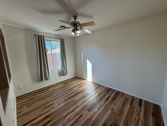 Building Photo - 1522 E Ebony Pl