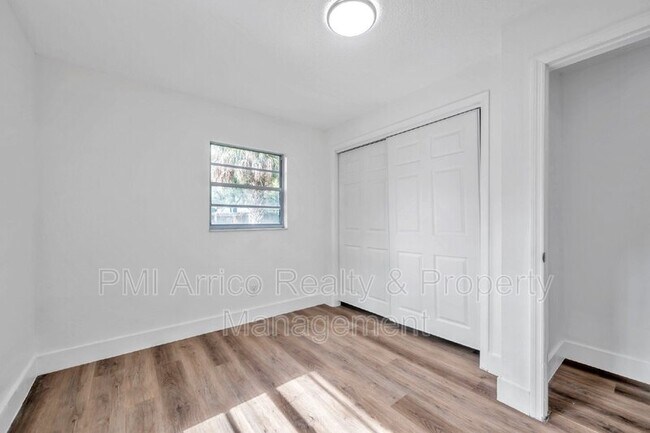 Building Photo - 304 W Idlewild Ave