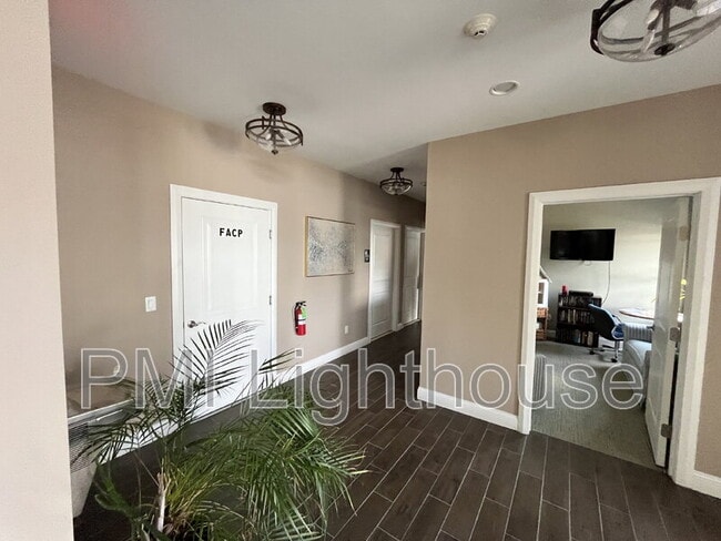 Building Photo - 25 Willow Dr