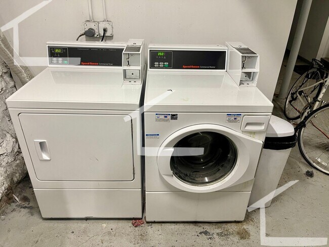 Building Photo - Nice studio in prime locationa