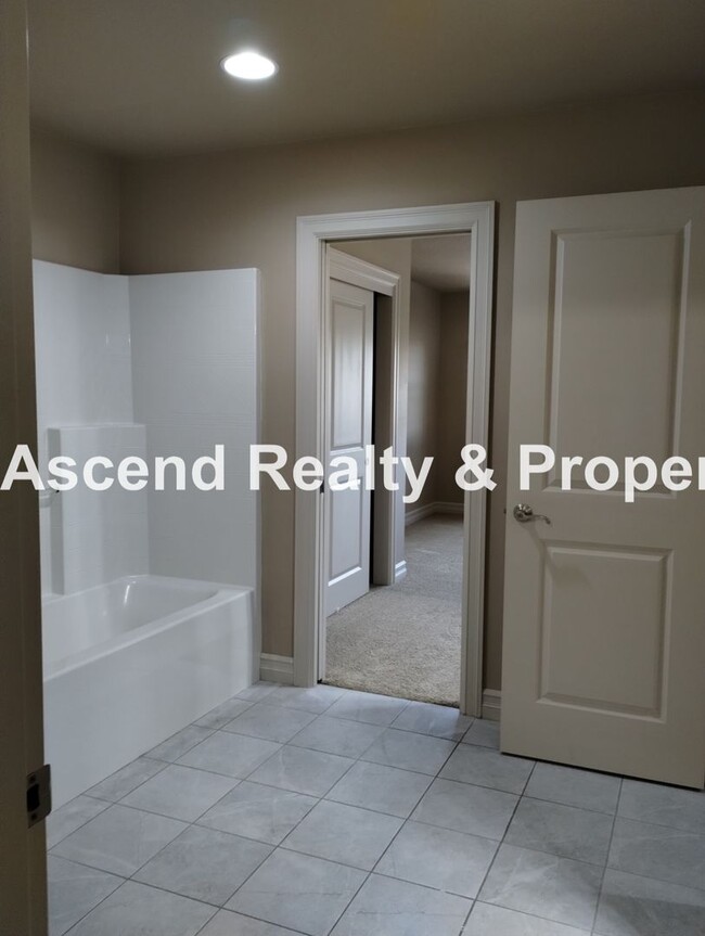 Building Photo - Elegant & Spacious 4 Bed & Bonus Home Buil...