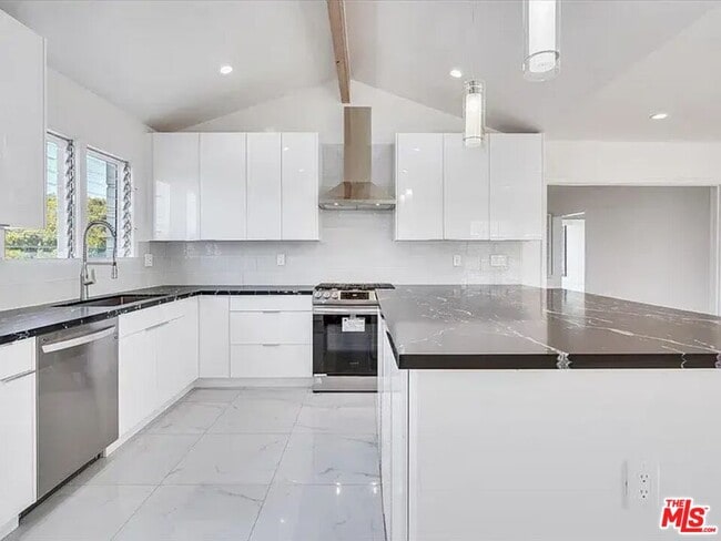 Building Photo - 1703 Kelton Ave