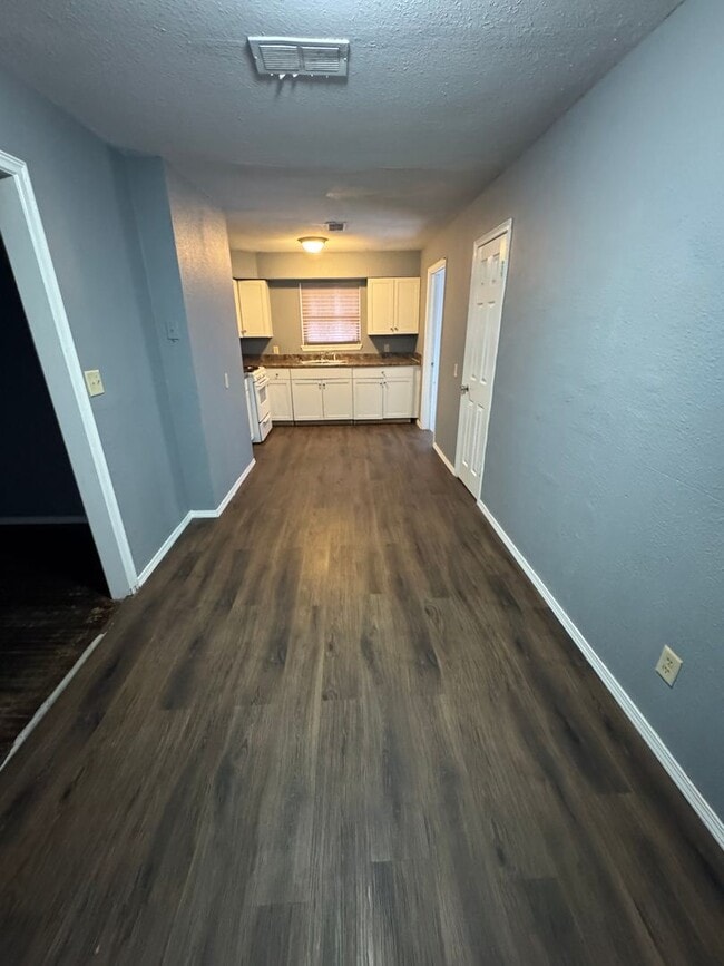 Building Photo - NEWLY RENOVATED 3 BEDROOM HOME