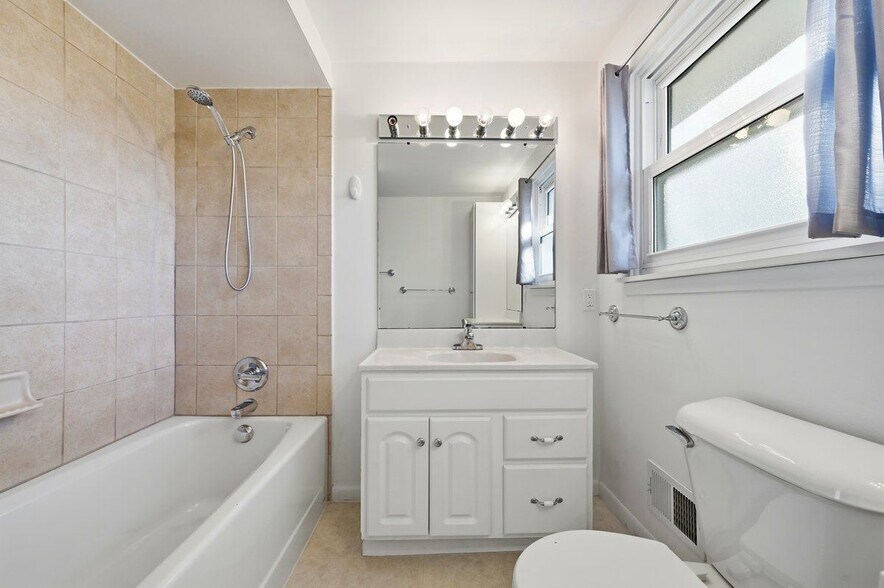 Building Photo - 5595 Birdview Heights