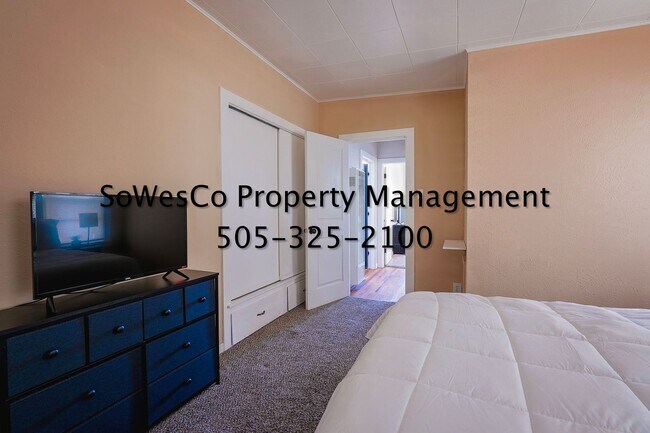 Building Photo - (FURNISHED) Charming Fully Furnished 2 Bedroom Home with Spacious Yard
