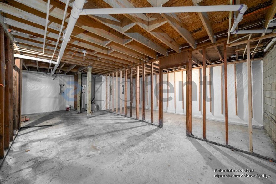 Building Photo - 446 Waterford Rd NW