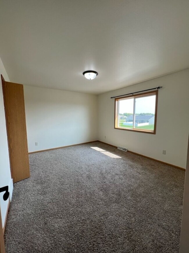 Building Photo - BEAUTIFUL & SPACIOUS 4 BEDROOM/2.5 BATH DU...