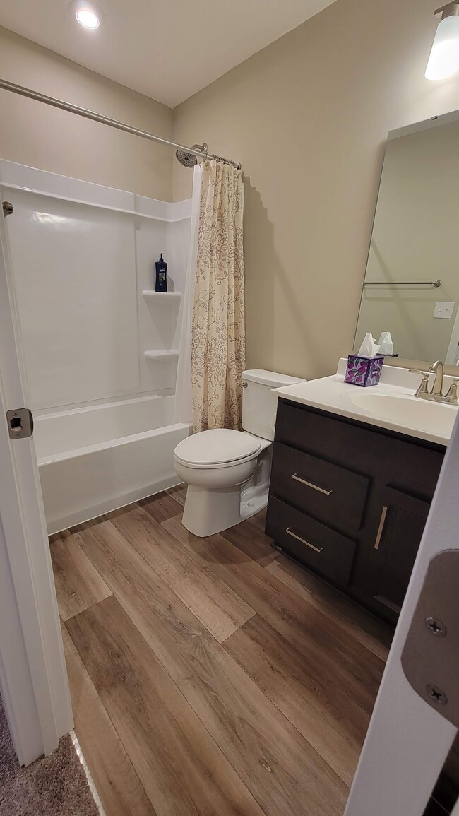 Full Bathroom upstairs - 3397 Sunbeam Pl