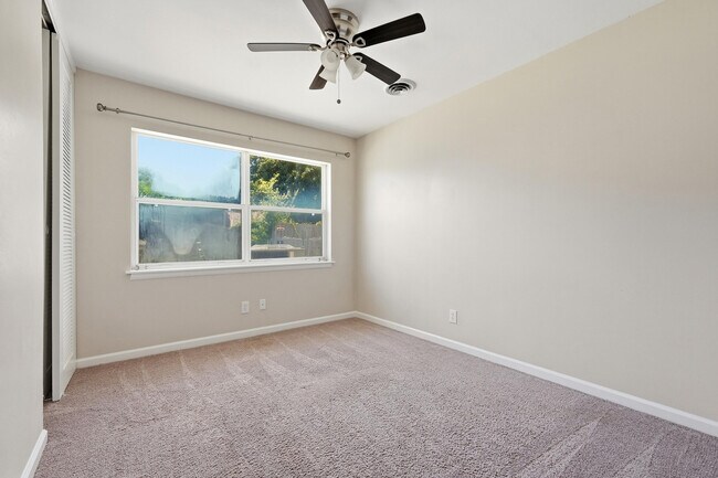 Building Photo - 338 Coral Dr SW