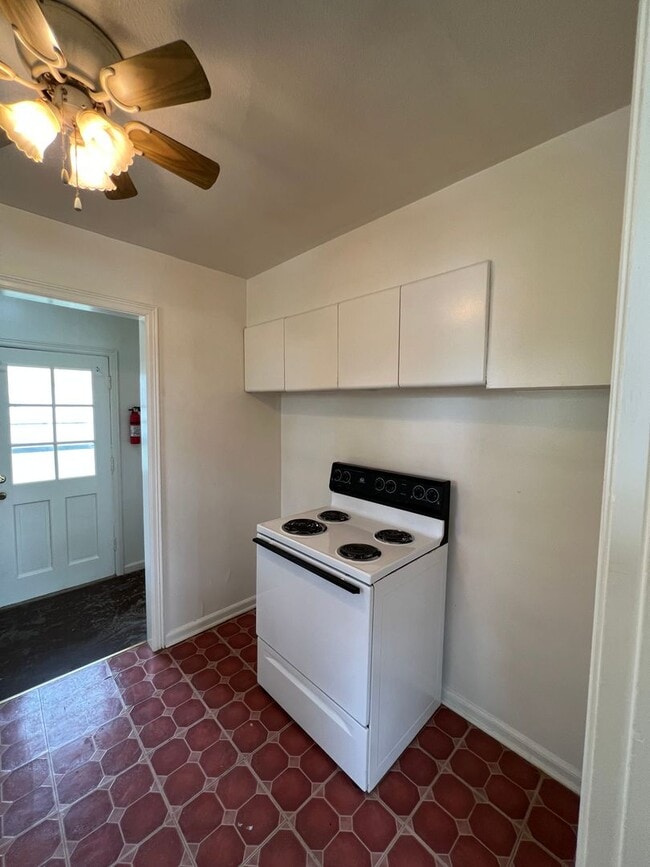 Building Photo - Corner Lot 2 Bedroom 1 bath new Hardwood f...