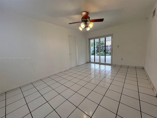 Building Photo - 425 SW 64th Ct