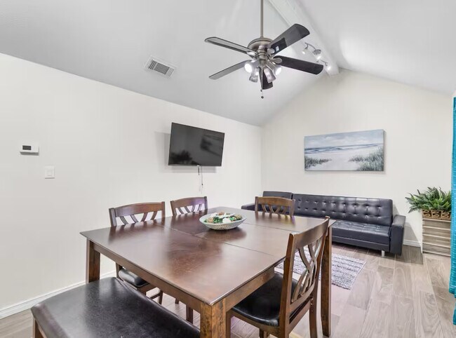 Building Photo - 102 W Corral St