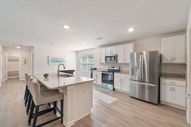 Building Photo - Gorgeous and Spacious 5/3 Home with Commun...