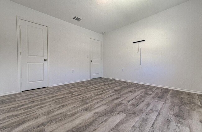 Building Photo - 2704 Shimsham Dr