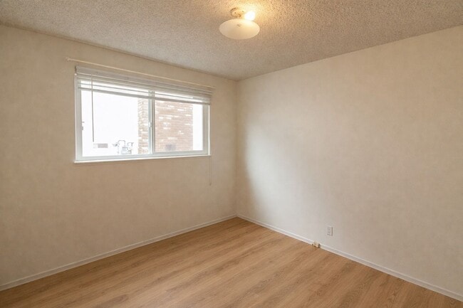 Building Photo - 4-Bedroom House with Fenced Backyard **Fresh Paint and New Flooring