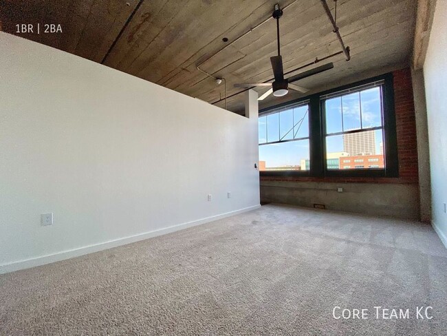 Building Photo - Renovated 1 Bed + Bonus Room in Downtown!