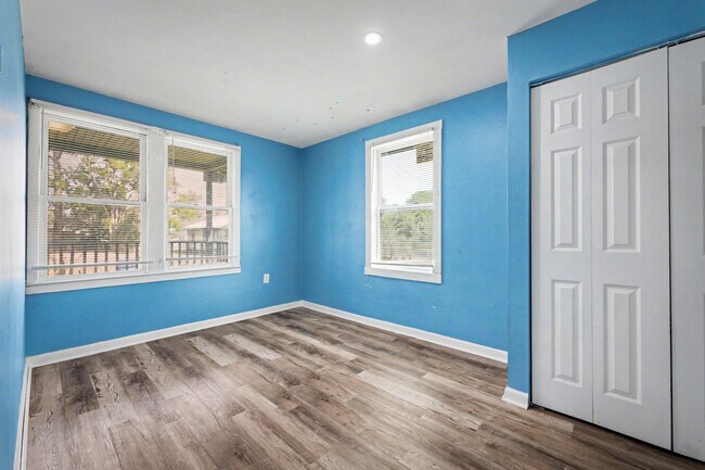 Building Photo - 250 Vernis Ave