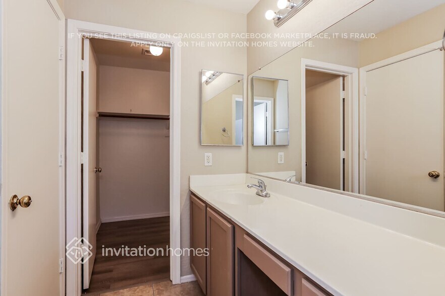 Building Photo - 12334 W Windrose Dr