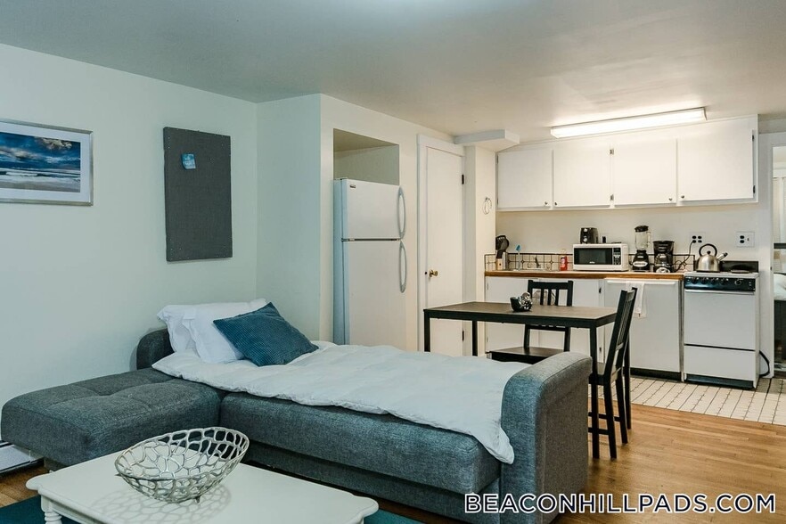 Building Photo - 72 Revere St