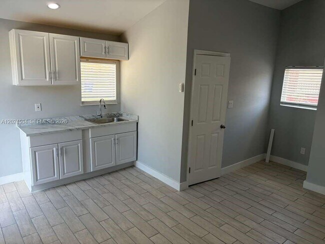 Building Photo - 1870 Lakeview Dr