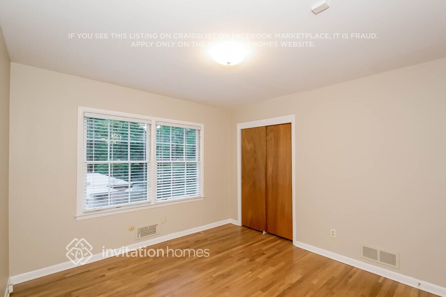 Building Photo - 1599 Knob Hill Dr NE