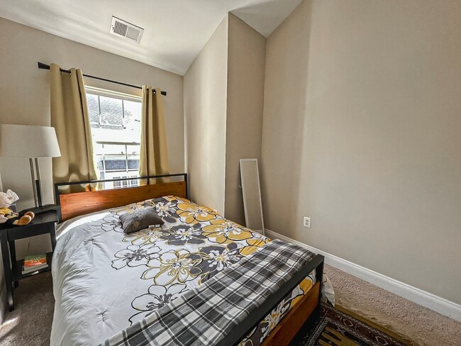 Building Photo - Lovely Tri-Level 3 Bedroom 2 Bathroom And ...