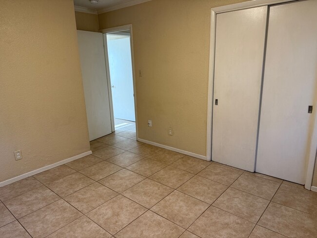 Building Photo - 902 Denton Dr