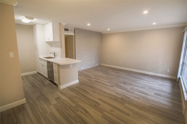 Building Photo - 2121 Fountain View Dr