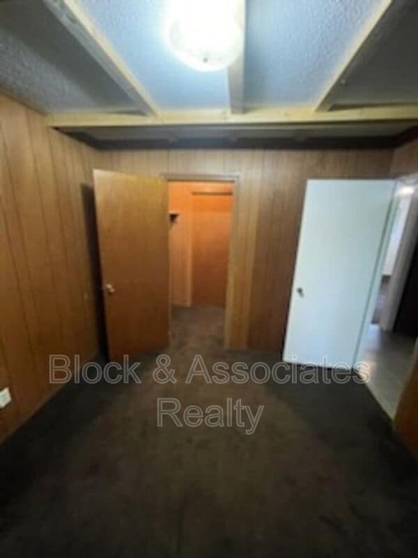Building Photo - 504 Lake Dr