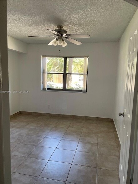 Building Photo - 570 S Park Rd