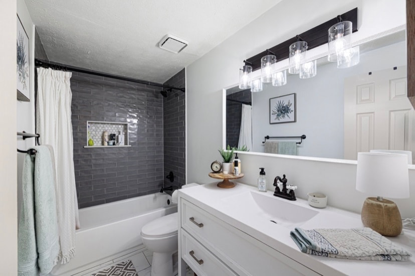 Full Bathroom 2 - 223 Woodglen Dr