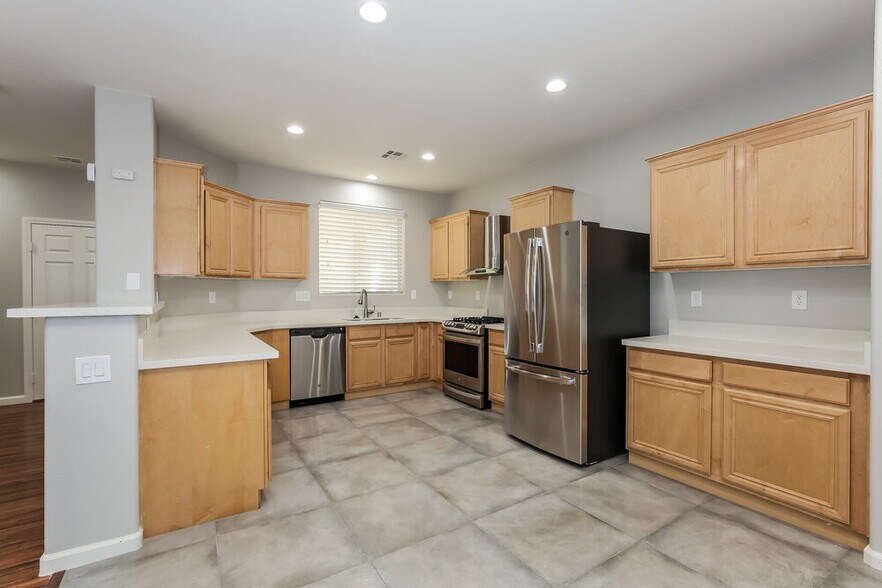 Building Photo - 5836 Sierra Cliff St