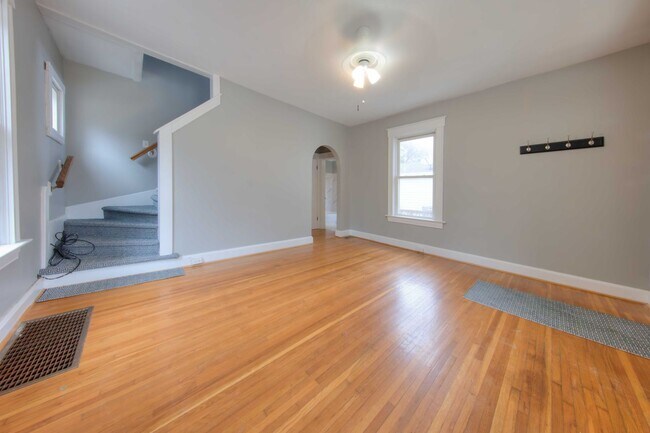 Building Photo - This classic 3 bedroom 2 bath Webster home features a front porch, large deck off the kitchen for...