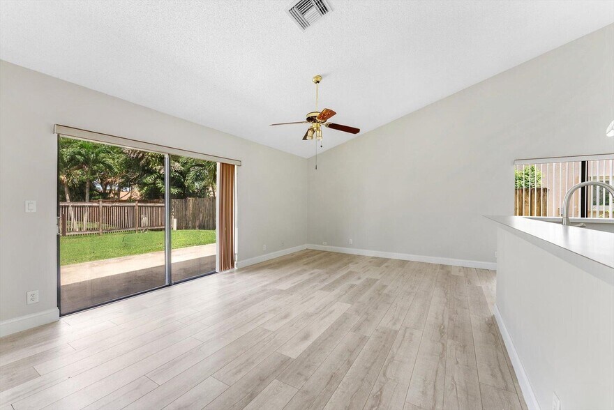 Building Photo - 5809 Sun Pointe Cir