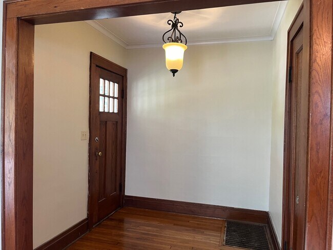 Building Photo - 256 Buckingham Ave