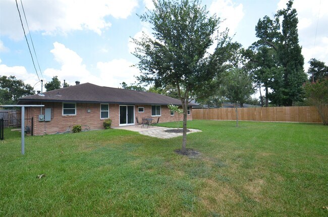 Building Photo - 9011 Theysen Dr