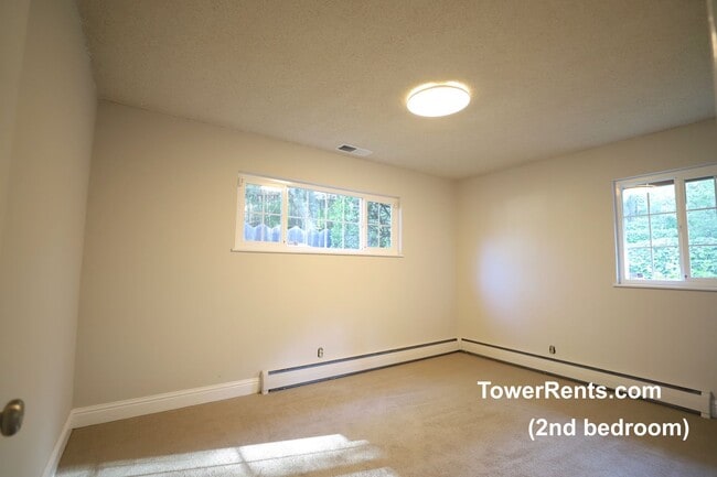Building Photo - Santa Rosa: 3 bedroom, 2 1/2 bath Home wit...