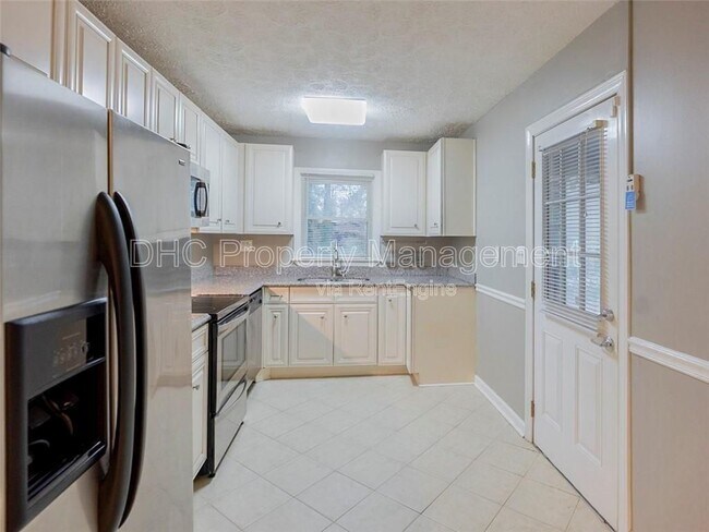 Building Photo - 161 Larose Cir SE