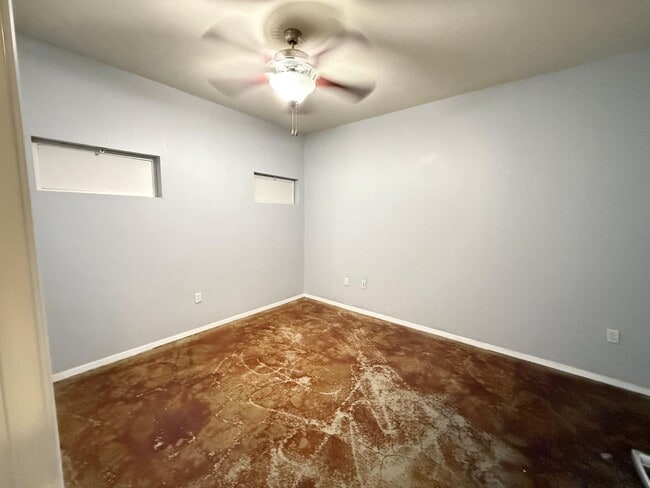 Building Photo - 910 W 25th St