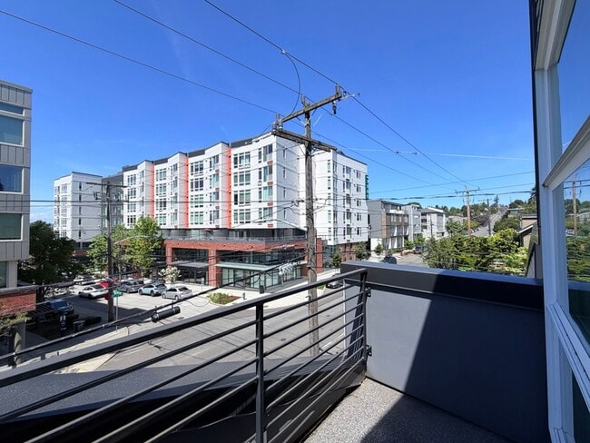 Building Photo - Modern & Spacious 3-Story Home in Seattle