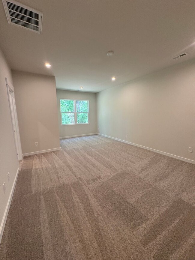 Building Photo - Beautiful End Unit Townhome in Griffith Lakes