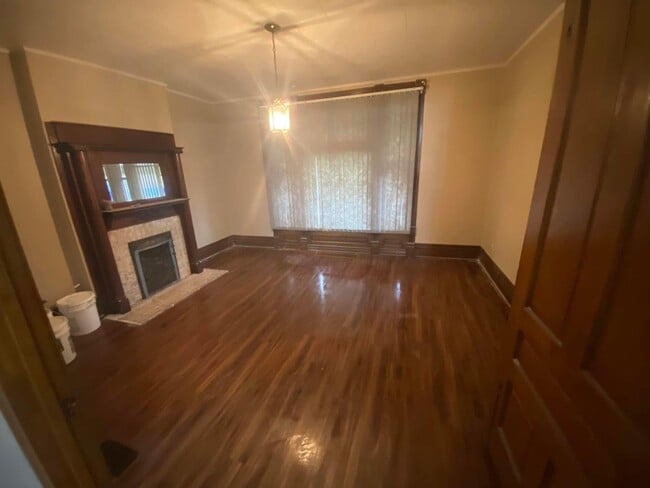 Building Photo - Unique 5 Bedroom 1 Bath House Located in E...