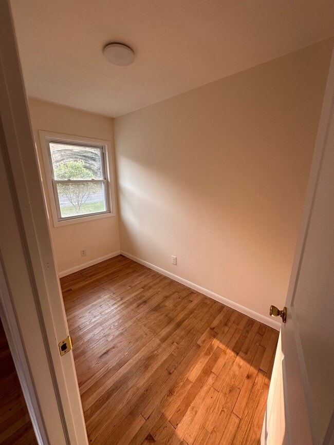Building Photo - 3 bedroom single family house with attache...