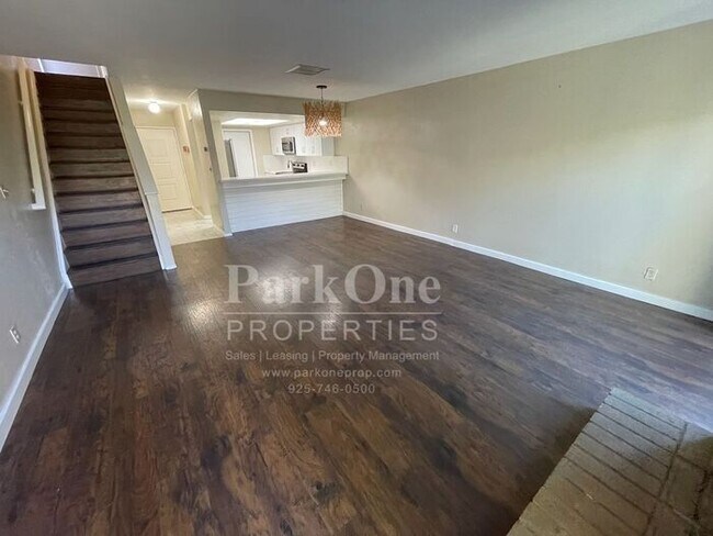 Building Photo - Spacious Town house in Pleasant Hill Now A...