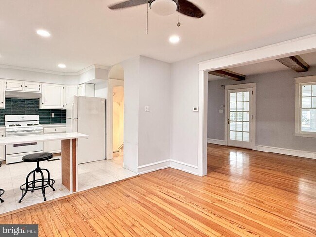 Building Photo - 7041 Harvey Ave