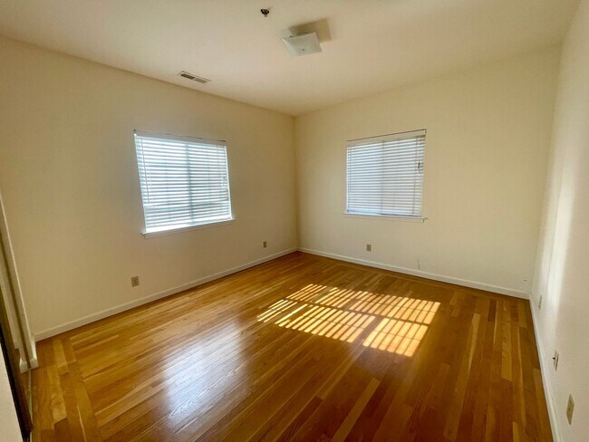 Building Photo - Spacious 3 Bedroom House