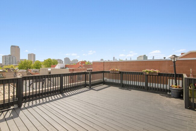 Building Photo - 2632 N Halsted St