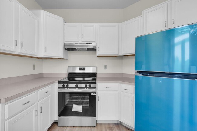 Building Photo - Beautifully Renovated 3 Bedroom 2.5 Bath H...