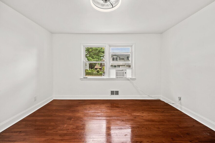 Building Photo - 53 Oneida Ave