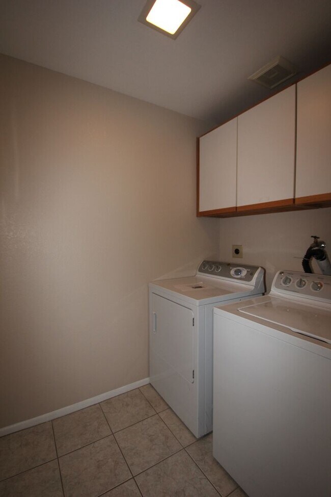 Building Photo - Lovely 2 Bed 2 Bath Downstairs Condo in Gr...